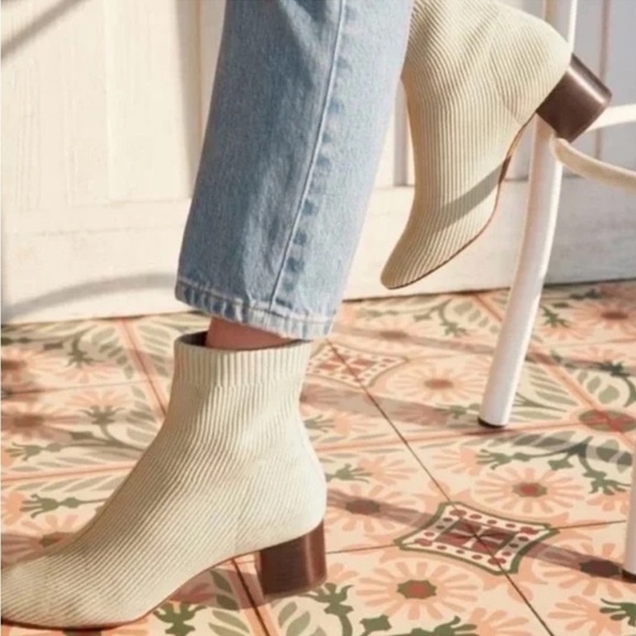 Joie Cream Ribbed Sweater Heeled Booties Size 6.5 - Picture 1 of 16